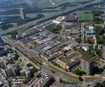 844647 Luchtfoto van de Woonboulevard (Zeelantlaan) te Utrecht, uit het noordoosten. Op de voorgrond de Europalaan met ...